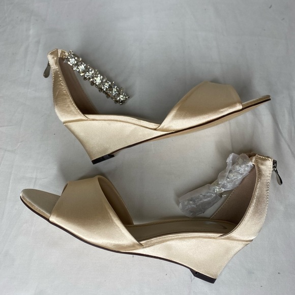 Journee Collection Womens Connor Creme Wedge Sandals 8.5 M - Picture 8 of 9